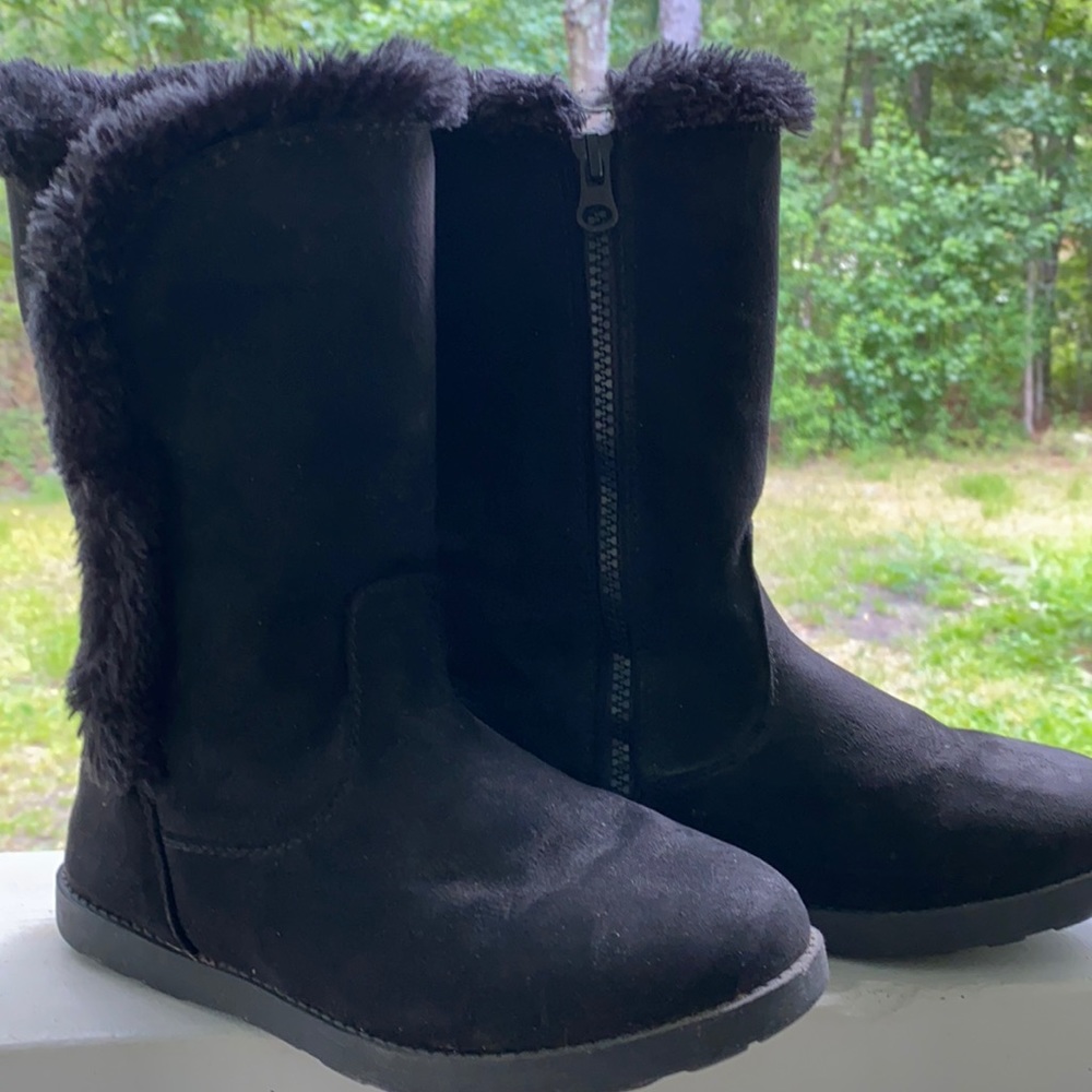 Little tugg boots. Slightly worn. Great condition! Great treads!